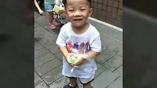 夏天到.....寶貝玩水球囉