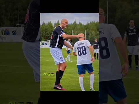 عملاق يلعب كرة القدم 🤯🔥