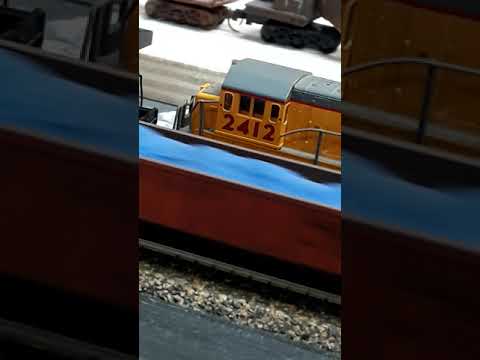 Two model trains, do they collapse?