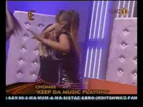 Chomee-Live-Keep the Music Playing