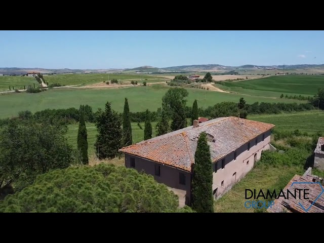 Azienda agricola di 30 ettari con casale, stalle ed annessi con vista sulla Val d'Orcia