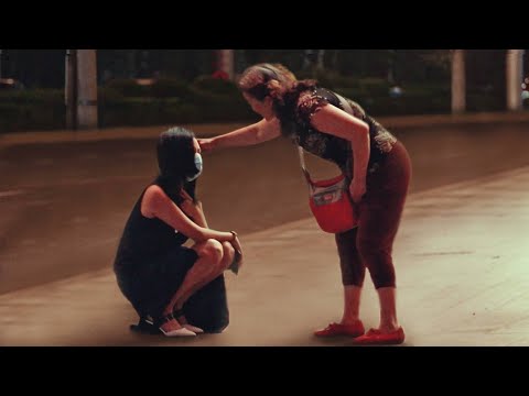 當醉酒女生深夜獨自蹲在路邊，那位大哥的舉動太紳士了！