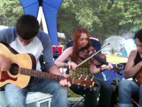 Clifftop 2009 blue dome tent jam playing "Haning's Farewell"
