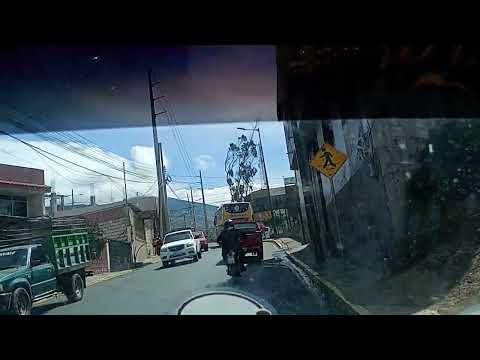 Cuadrones en calle de Pelileo, Tungurahua pone en riesgo a conductores y peatones 