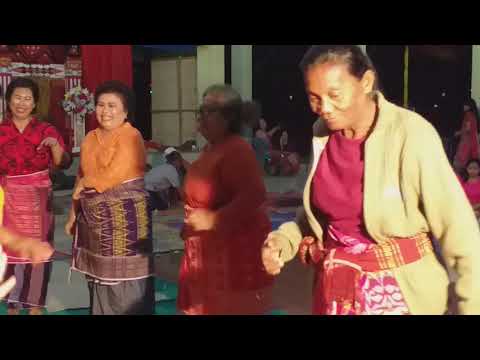 Pesta adat panggung anak beru