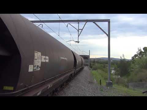 9011 & 9022 cross 4BW4 with NRs93 / 10 / 117 / 8220 & 8112 at Cockle Ck 25.1.2018
