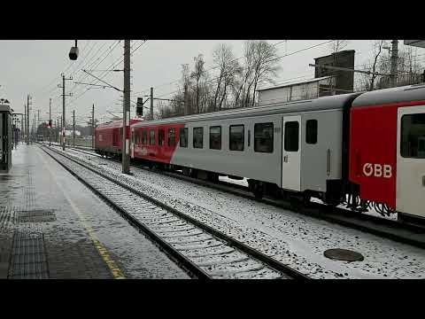 ÖBB Steuerwagen 8073 080-8 "der weiße"und hinten ÖBB 2016 062-9 als R nach Simbach in Neumarkt.