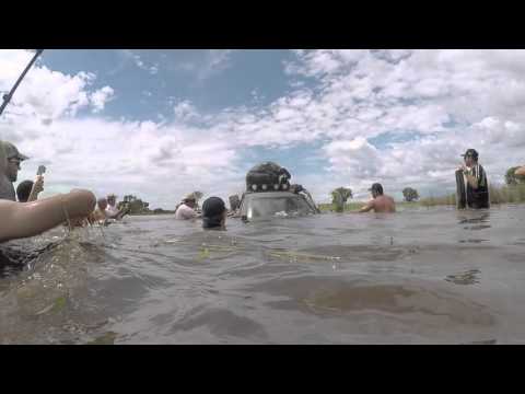 Hilux passa na vazante da morte cheia de água