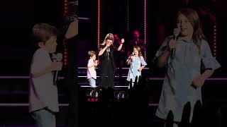 Kelly Clarkson singing Heartbeat Song with her kids