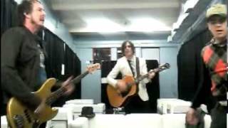 Weezer rehearses &quot;Hang On&quot; (Ustream)