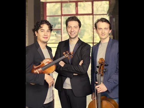 download lagu mp3 mp4 Trio Bell Arte, download lagu Trio Bell Arte gratis, unduh video klip Trio Bell Arte