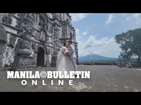 Mayon Volcano becomes the newly-weds' background despite its possible eruption threat in Albay