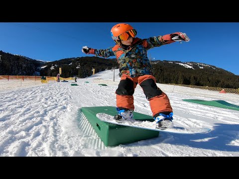 Kids snowboarding the Burton Riglet Park Flachauwinkl (Austria)