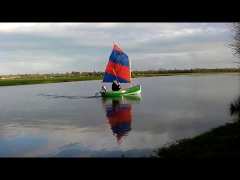 The rudderless sailing tender - the use of the steering oar