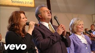 Bill &amp; Gloria Gaither - Down to the River to Pray [Live]