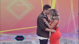 Pintou um clima: Zé Felipe e Babi Rossi &#39;se beijam&#39; no palco