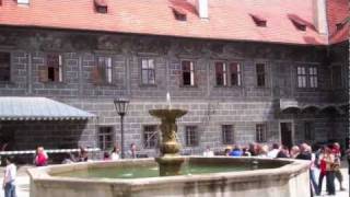 preview picture of video 'Český Krumlov Castle-2nd Courtyard Canons, Fountain, Sun Clock-CZ'