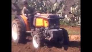 preview picture of video 'tractor renault 55.14v VS new holland 82.86 (plowing)'