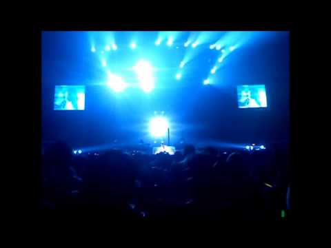 Joshua Ledet performs It's A Man's Man's Man's World in Manila