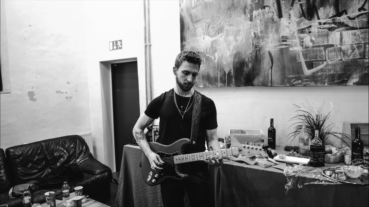 Two Feet - Live Acoustic Bedroom Sessions (episode 001)