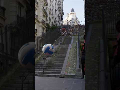 Watch out if you go to the Montmartre today! ⚽️