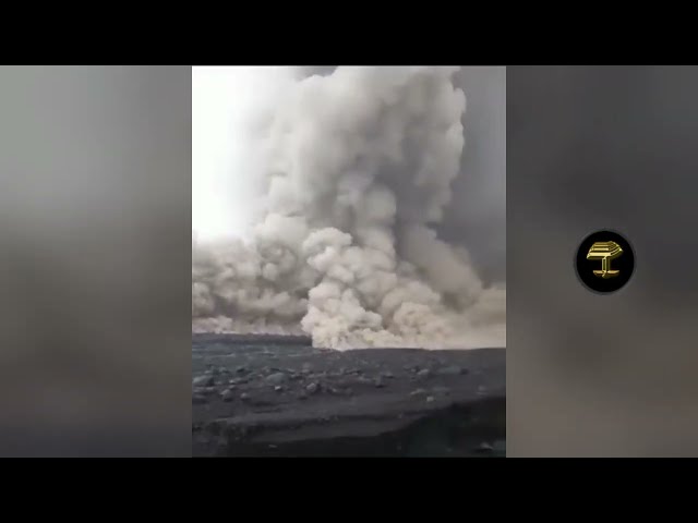 Entra en erupción el Volcán Semeru en la Isla de Java, Indonesia
