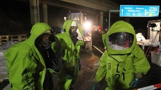 preview picture of video 'Gefahrgut-Unfall auf A7: Gefährliche Arbeit bei Nacht'