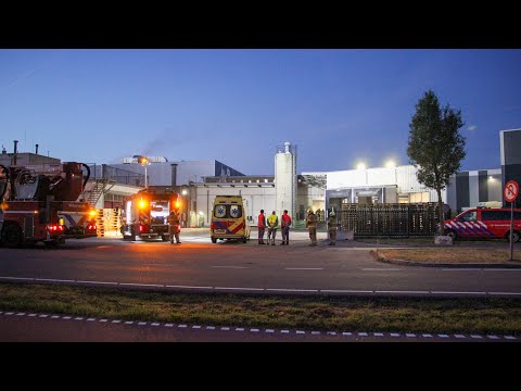 Brandweer met spoed naar een Ongeval Gevaarlijke Stoffen in blikjesfabriek aan de Parallelweg in Oss