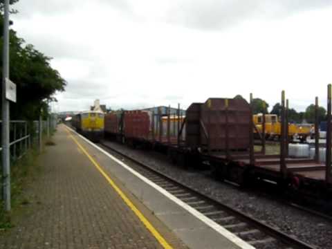 IRISH RAIL 082 RUNS AROUND TIMBER TRAIN