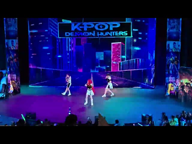 Vídeo relacionado con Elegante actuación en Grupo de Chicas K-Pop con Escenario Rosa Camiseta