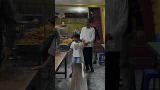 Download lagu Pak Jokowi dan Jan Ethes Makan Di Warung Sederhana || Santuy #short #jokowi #warung #malamminggu mp3