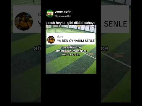 çocuk heykel gibi dikildi sahaya😅