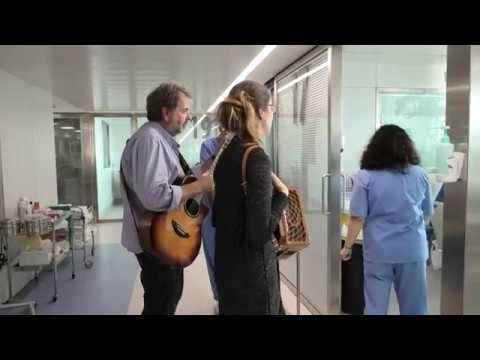 🎶 Sessions de musicoteràpia a l'UCI de l'HUAV!