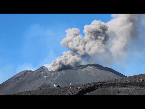 Budi se Etna, dim i pepeo iznad njenog vrha