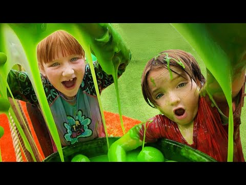 SLiME SLiDE with Adley, Niko, and Navey!!  YouTuber Party & Crafts at Nickelodeon Kids Choice Awards