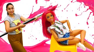 Barbie im Schönheitssalon. Die Puppen verändern ihr Image. Puppen Videos mit Valeria