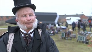 Extra 904  - Paul Kaye joue Prentis