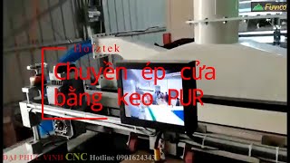 Chuyền ép cánh cửa giả dầy tự động bằng keo PUR của Holztek HTL-1300AD.