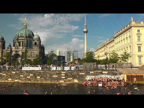 "Alle sollten schwimmen dürfen": Nasser Protest gegen Spree-Badeverbot in Berlin