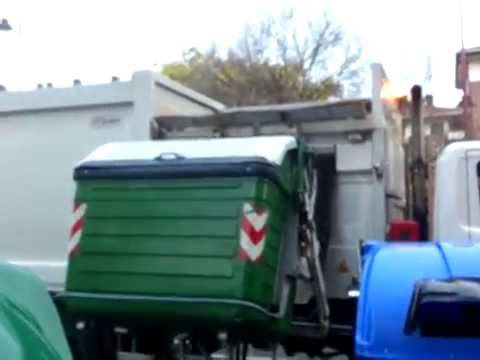 Camión de la basura carga lateral zarautz. Garbage Truck  Video for Children
