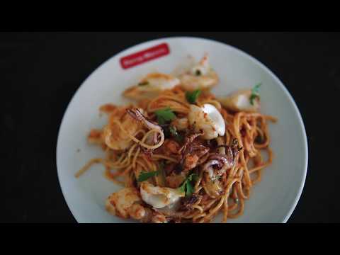 Espaguetis con calamares y Romesco