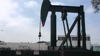 preview picture of video 'Oil well near Alamitos No. 1 in Signal Hill, California'