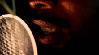 BIG TWINS IN THE BOOTH OF THE STUDIO THUNN