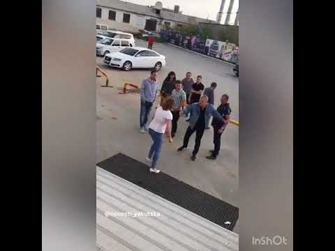 Агрессивную женщину нокаутировали во время драки в Якутске