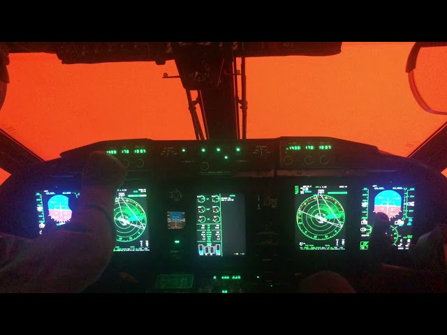 Ο πύρινος ουρανός της Αυστραλίας μέσα από το κοκπιτ αεροσκάφους της RAAF