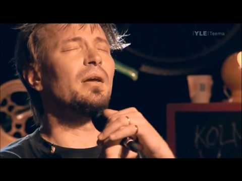 KOLMAS NAINEN äiti pojasta pappia toivoi