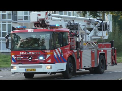 Prio 1 Tankautospuit 21-3131 en HW 21-3151 met spoed naar een Hooibalen Brand in Oss
