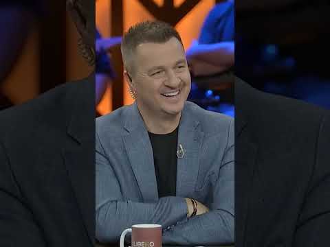 “Kam nevojë të pijë ujë para se të përgjigjem” Çfarë e pyeten mysafiren që e kapi kaq siklet