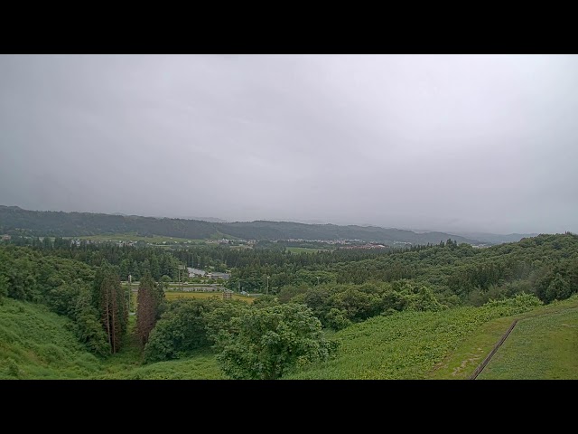 舟形若あゆ温泉（温泉施設の高台から最上小国川・月山・葉山方向を望む）