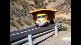 camion con tolba gigante subiendo la cuesta de andacollo